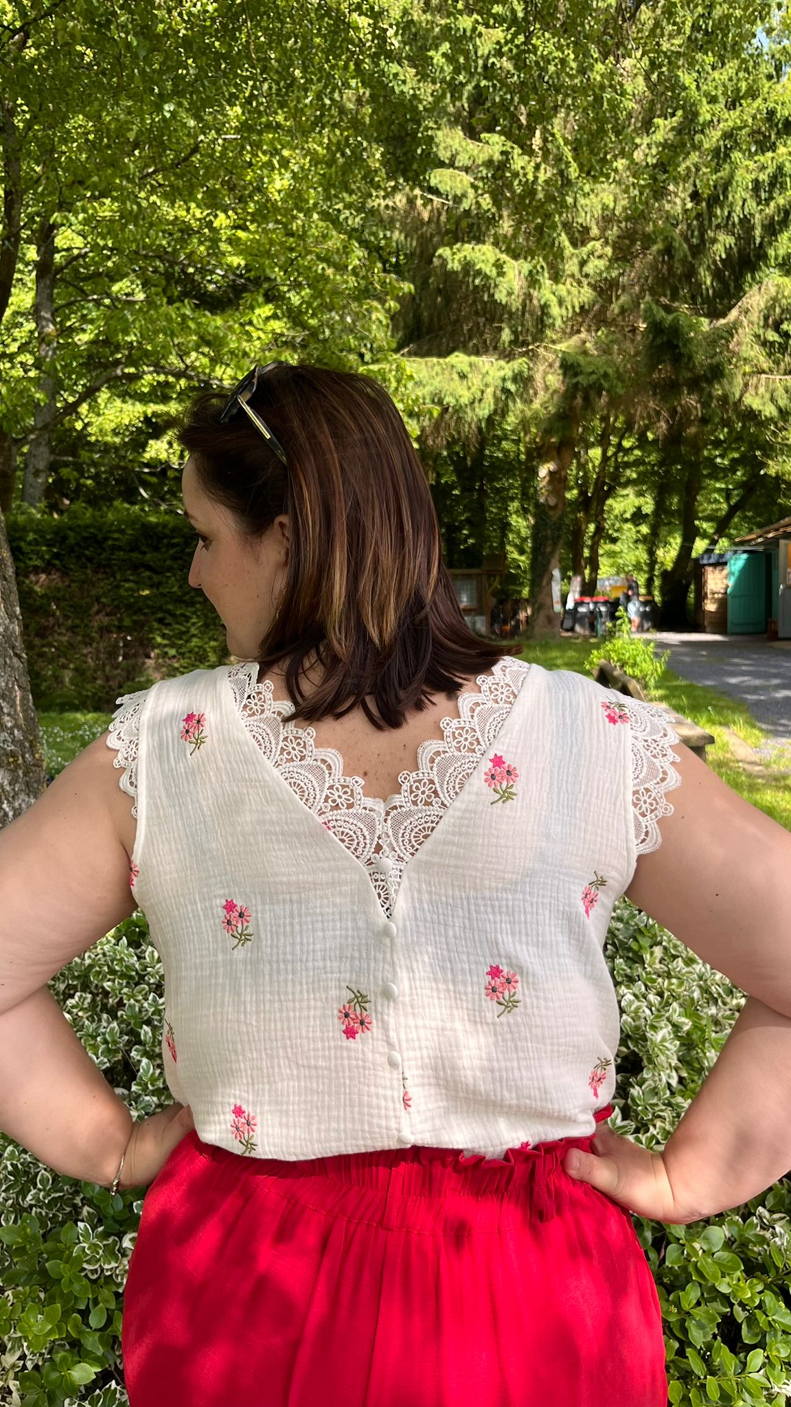 Top blanc brodé fleurs roses