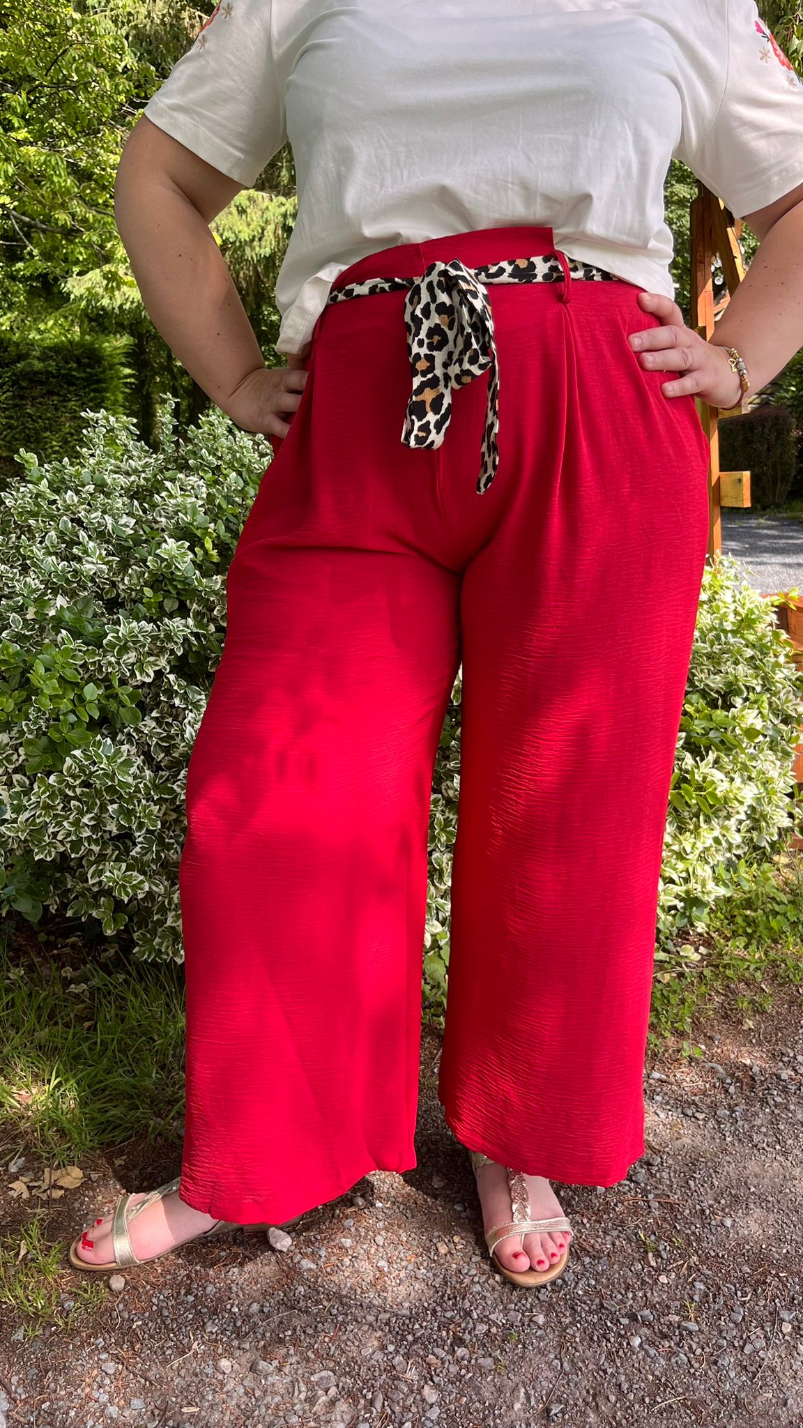 Pantalon rouge avec ceinture léopard