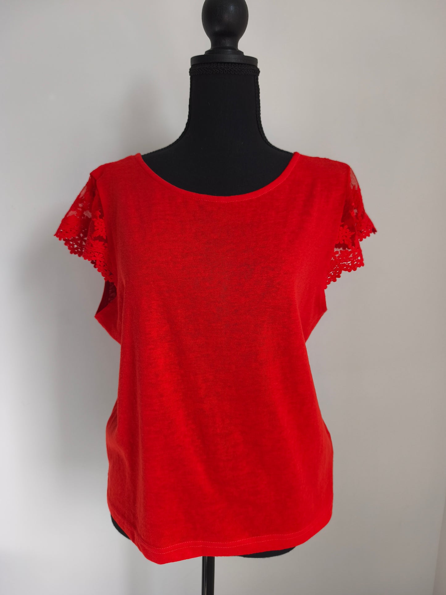 haut rouge brodé
