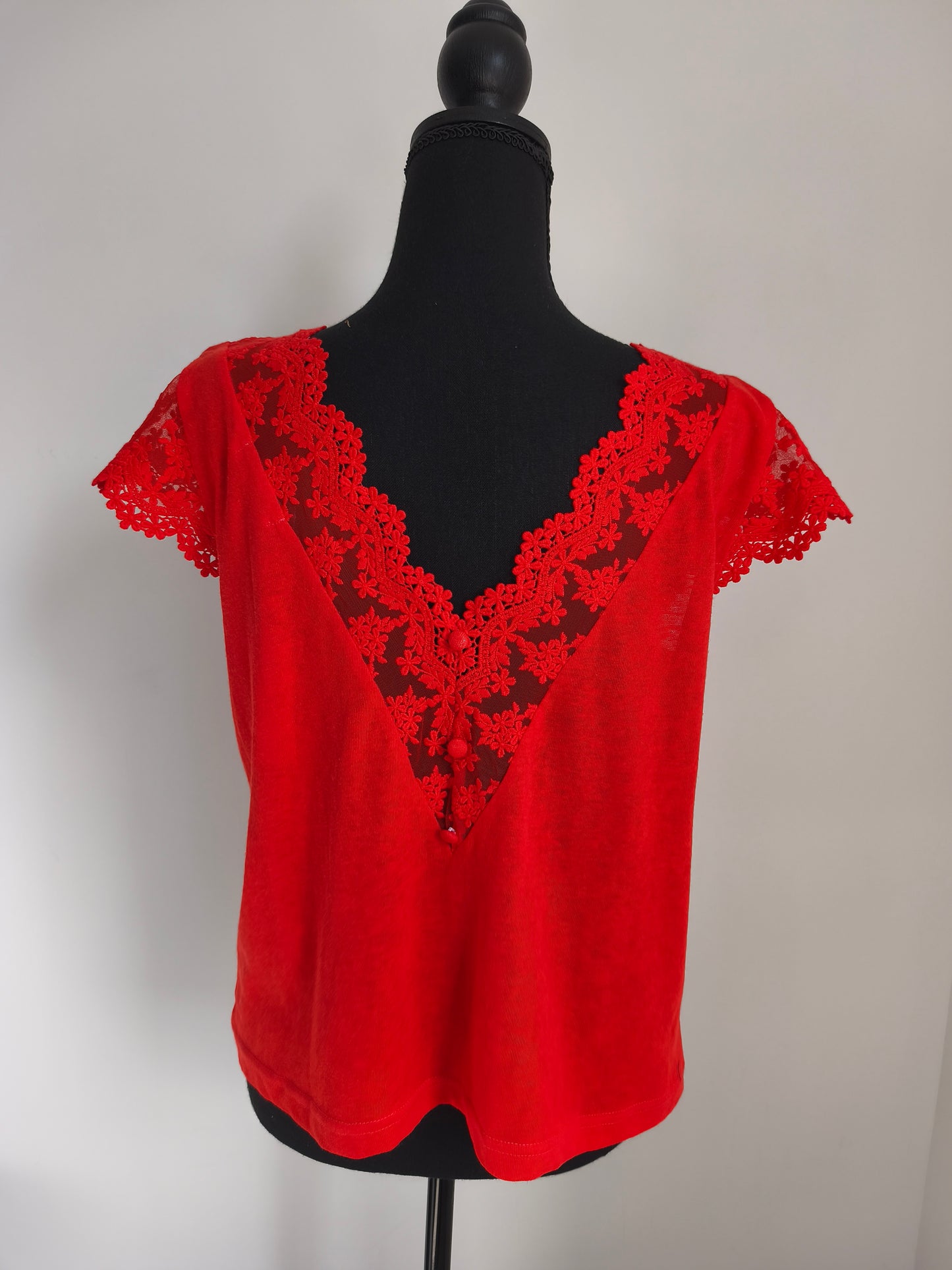 haut rouge brodé