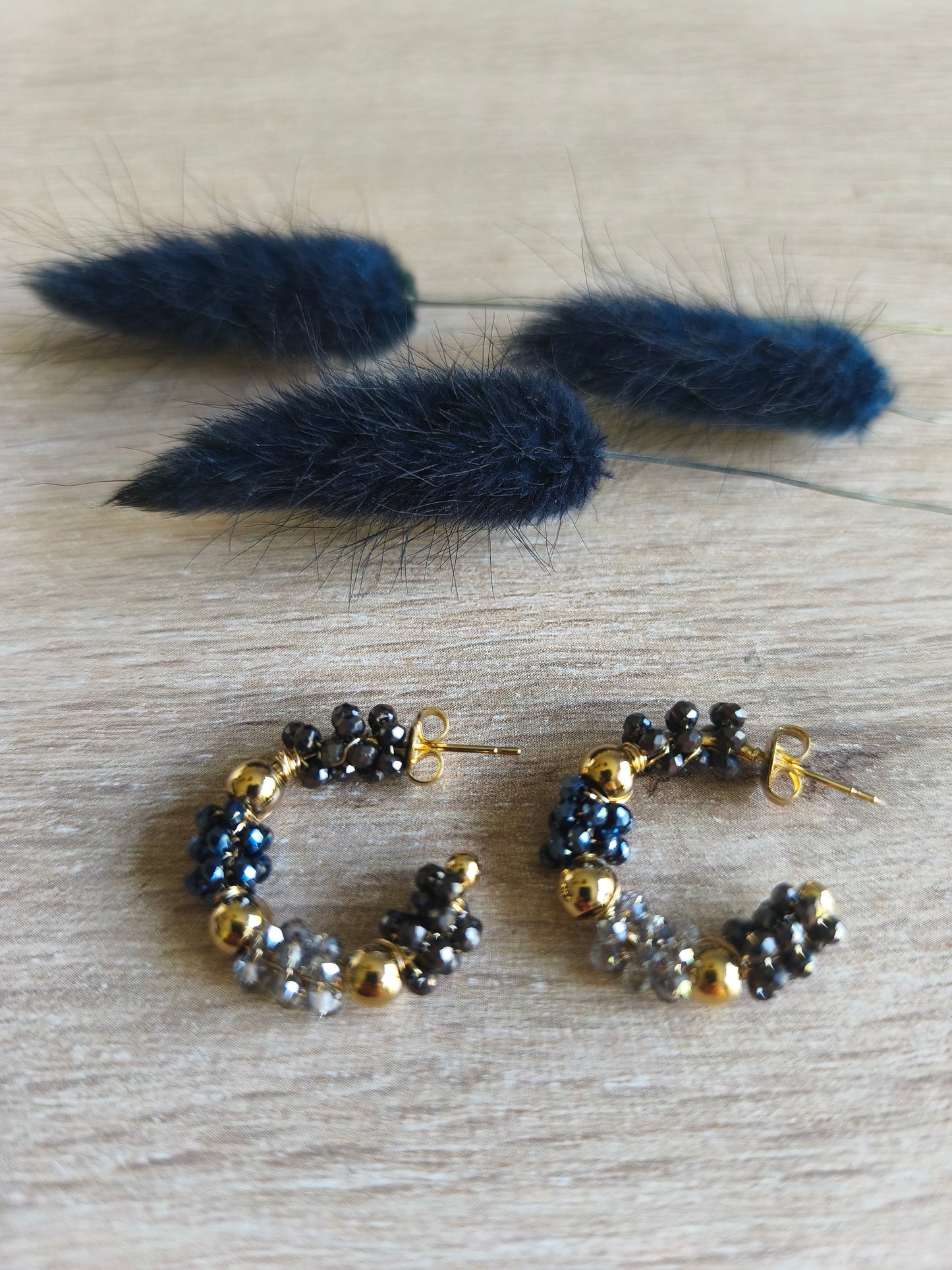 boucles d'oreilles en perles noires ,grises et dorées