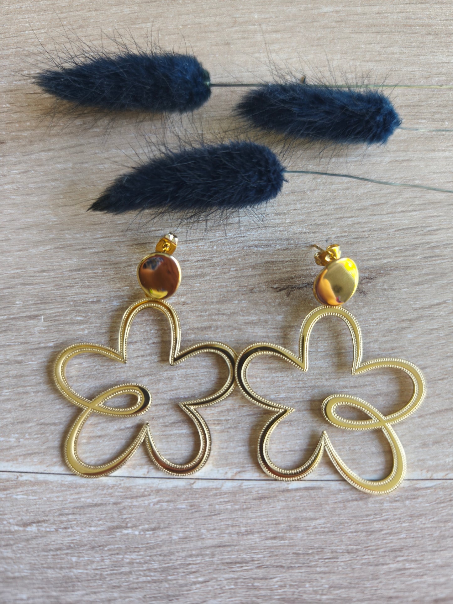 boucles d'oreilles en acier inoxydable de couleur doré. motif grosses fleurs