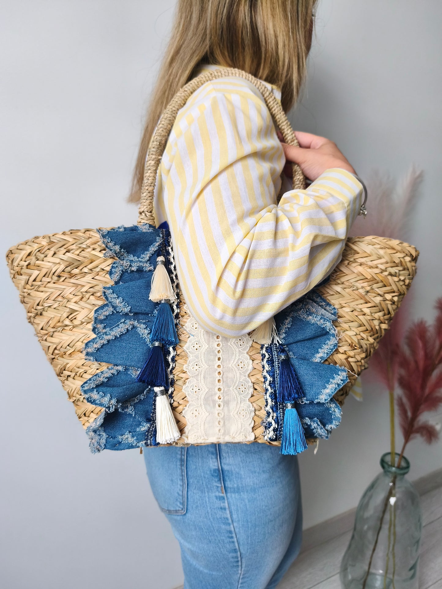 sac en paille qui peut se porte à l'épaule