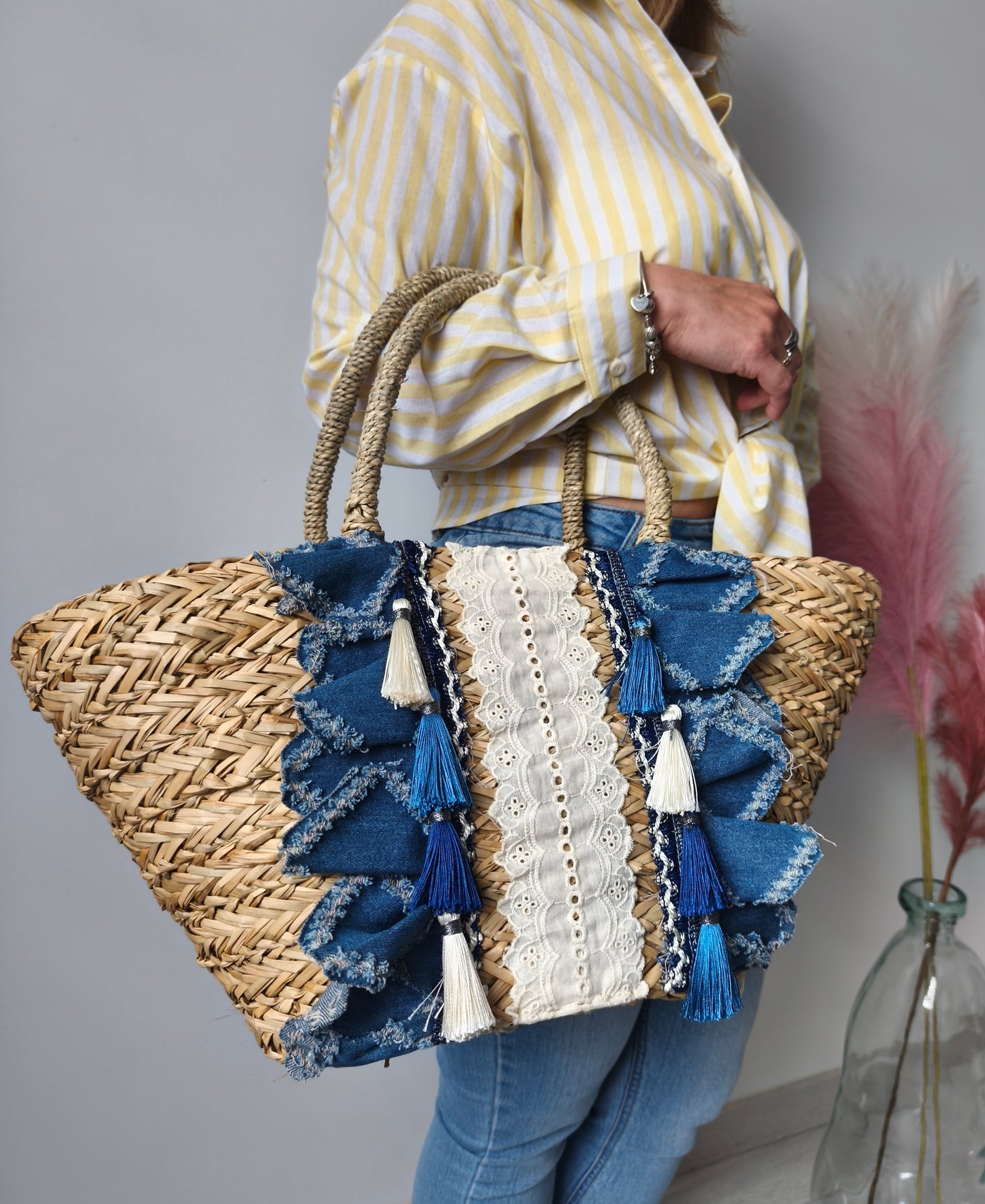 sac en paille qui se porte à la main ou en bout de bras