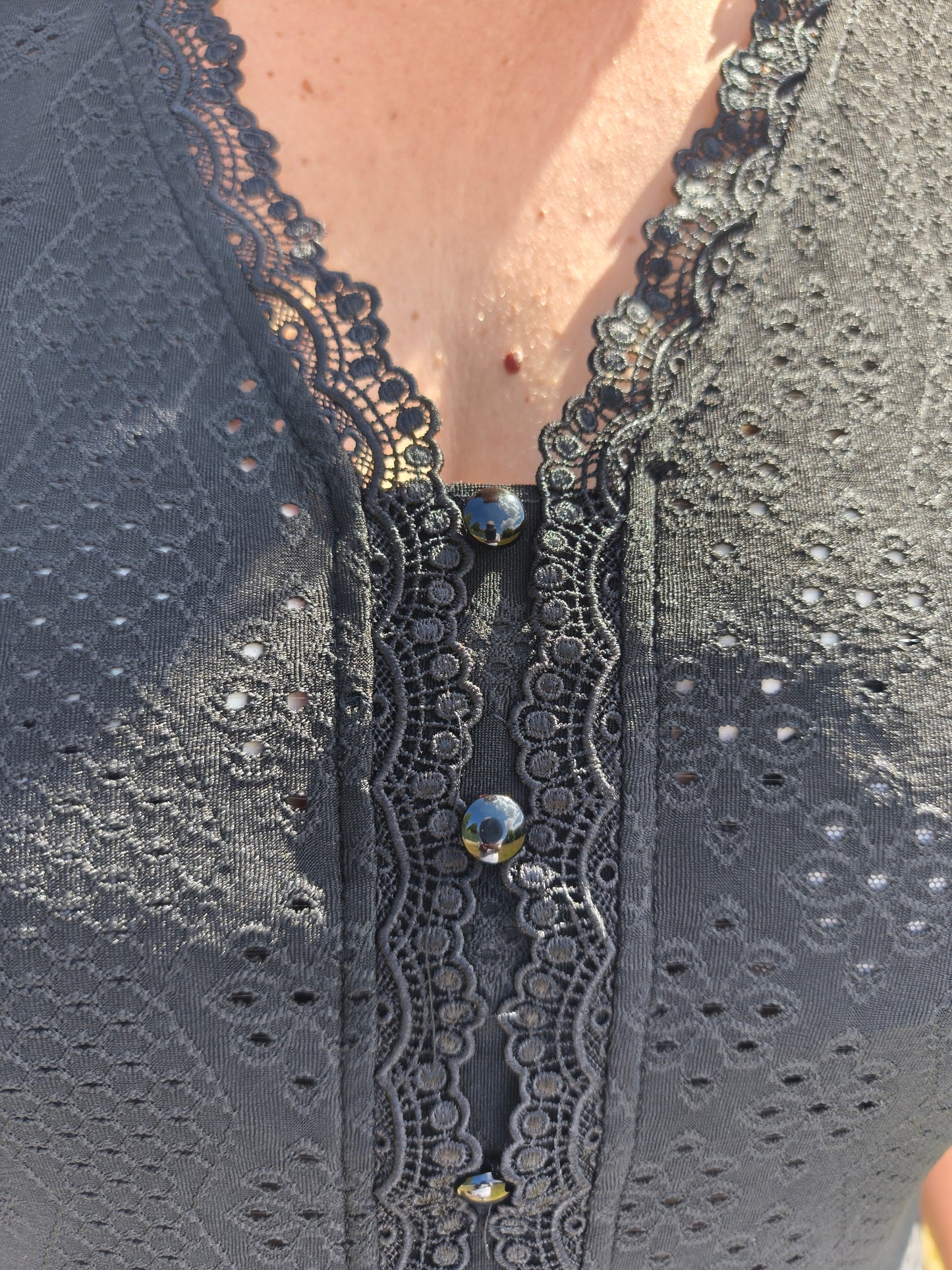 Blouse noire ajourée