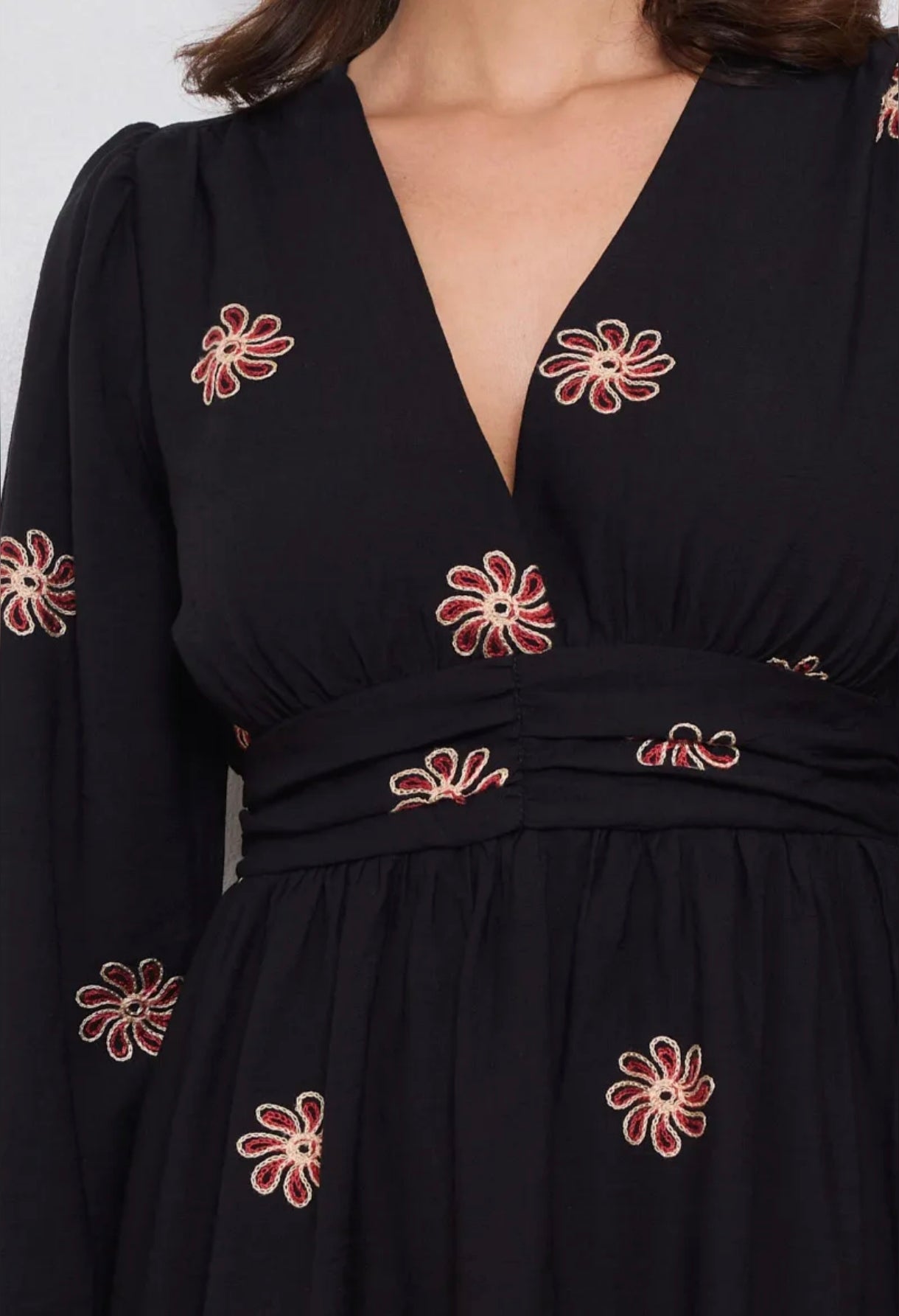 Robe noire fleurs rouges
