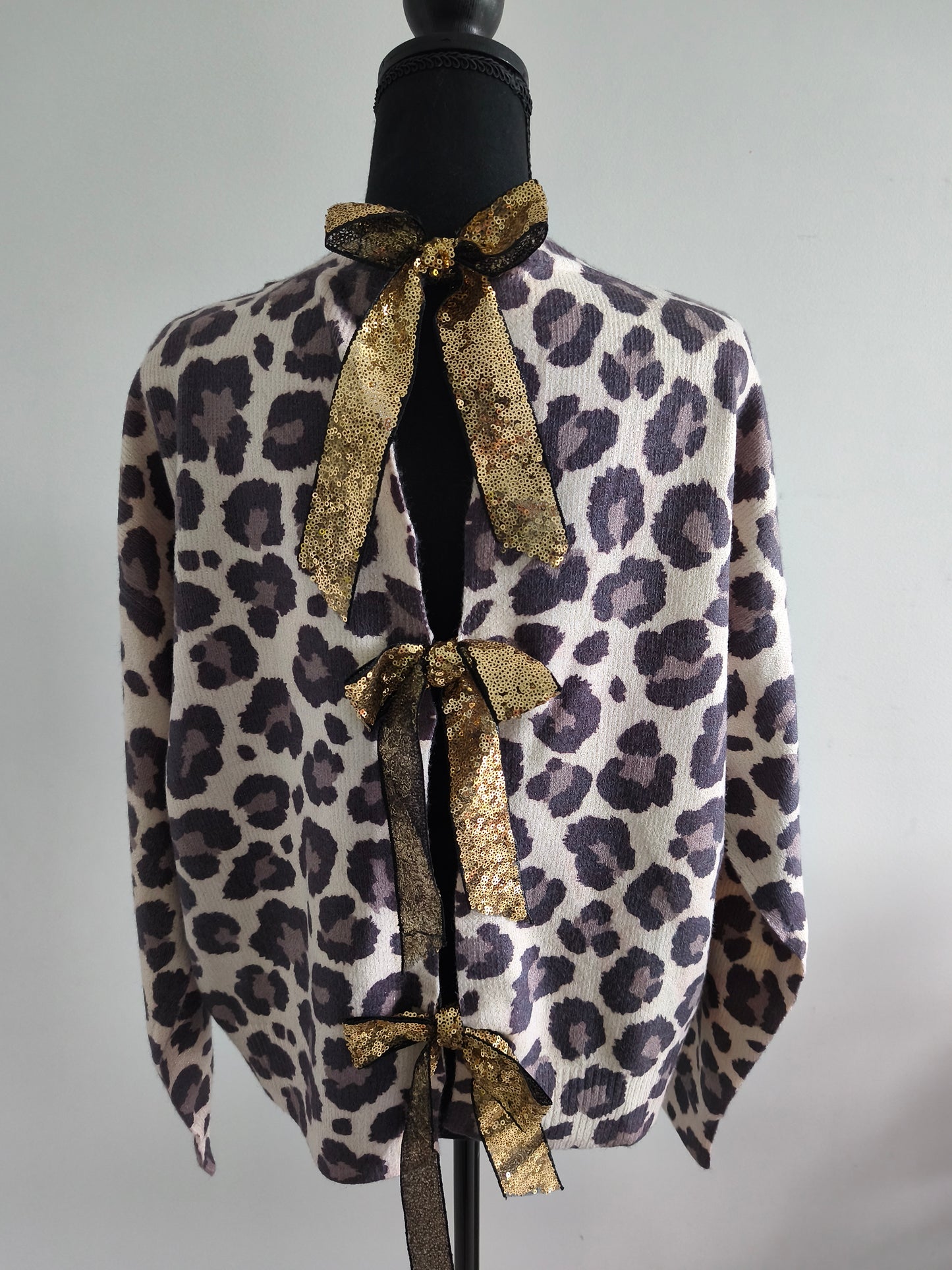 Pull léopard avec nœuds dorés