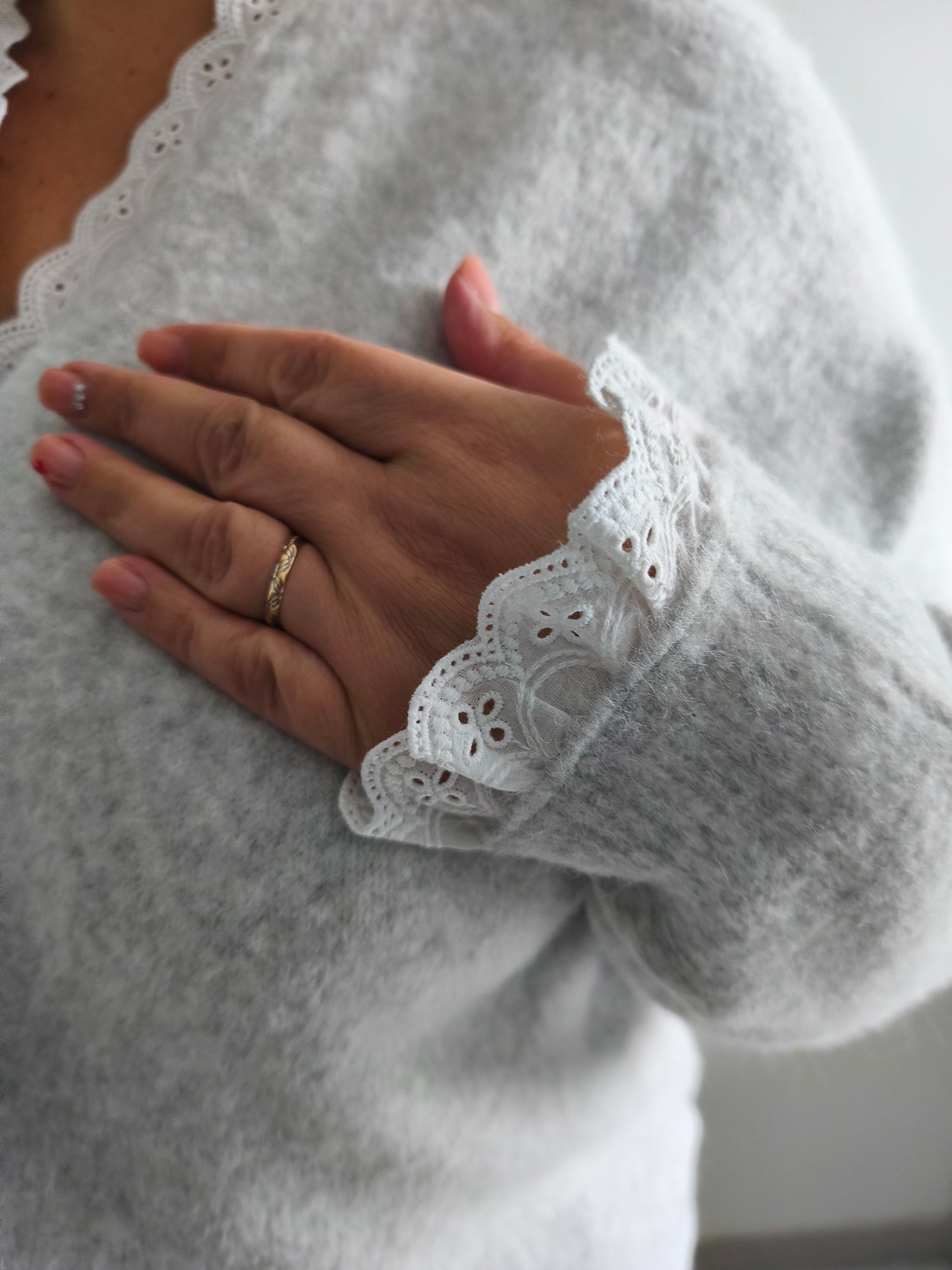 Pull avec dentelle blanche