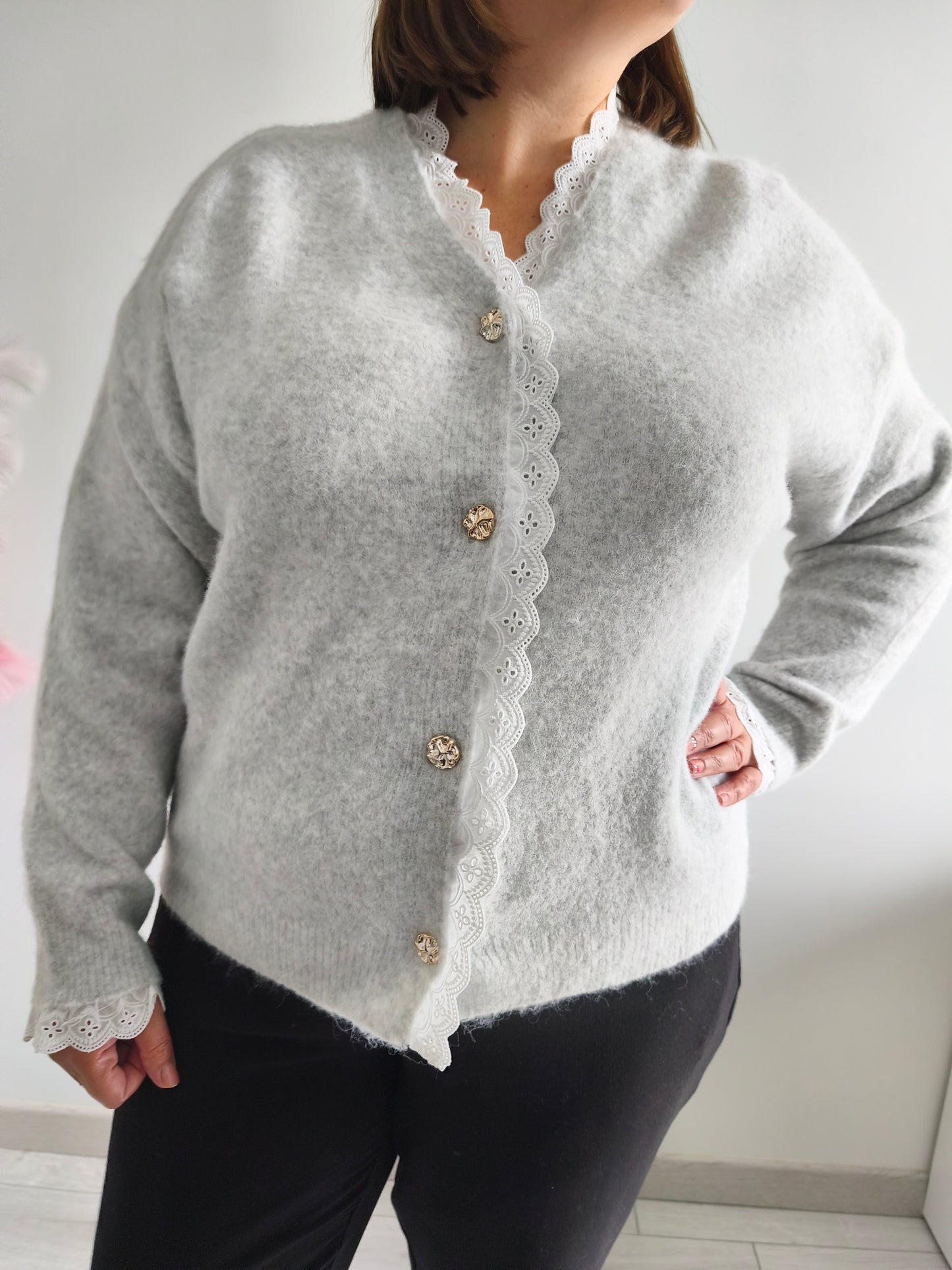 Pull avec dentelle blanche