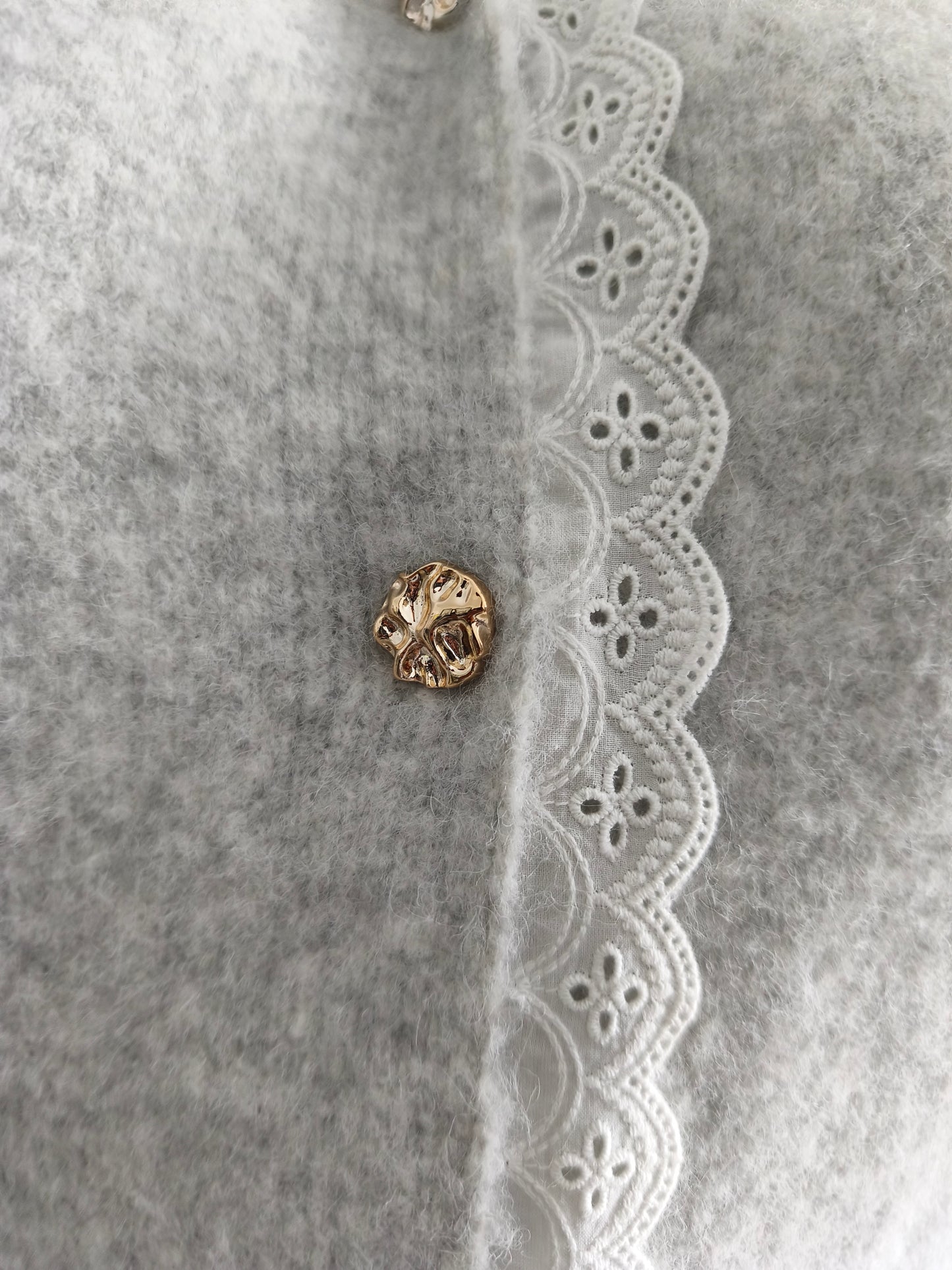 Pull avec dentelle blanche