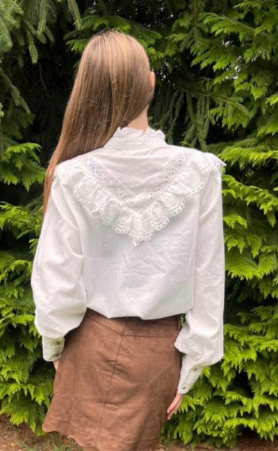 Chemise blanche en dentelle style victorien