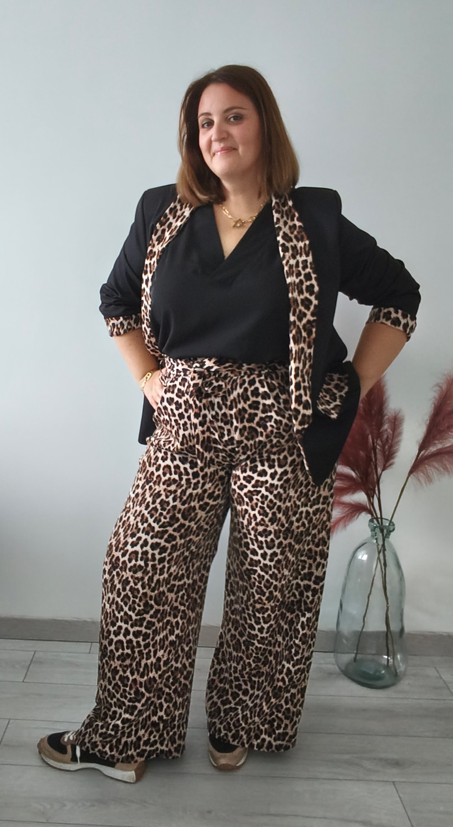 Veste noire à détails léopard