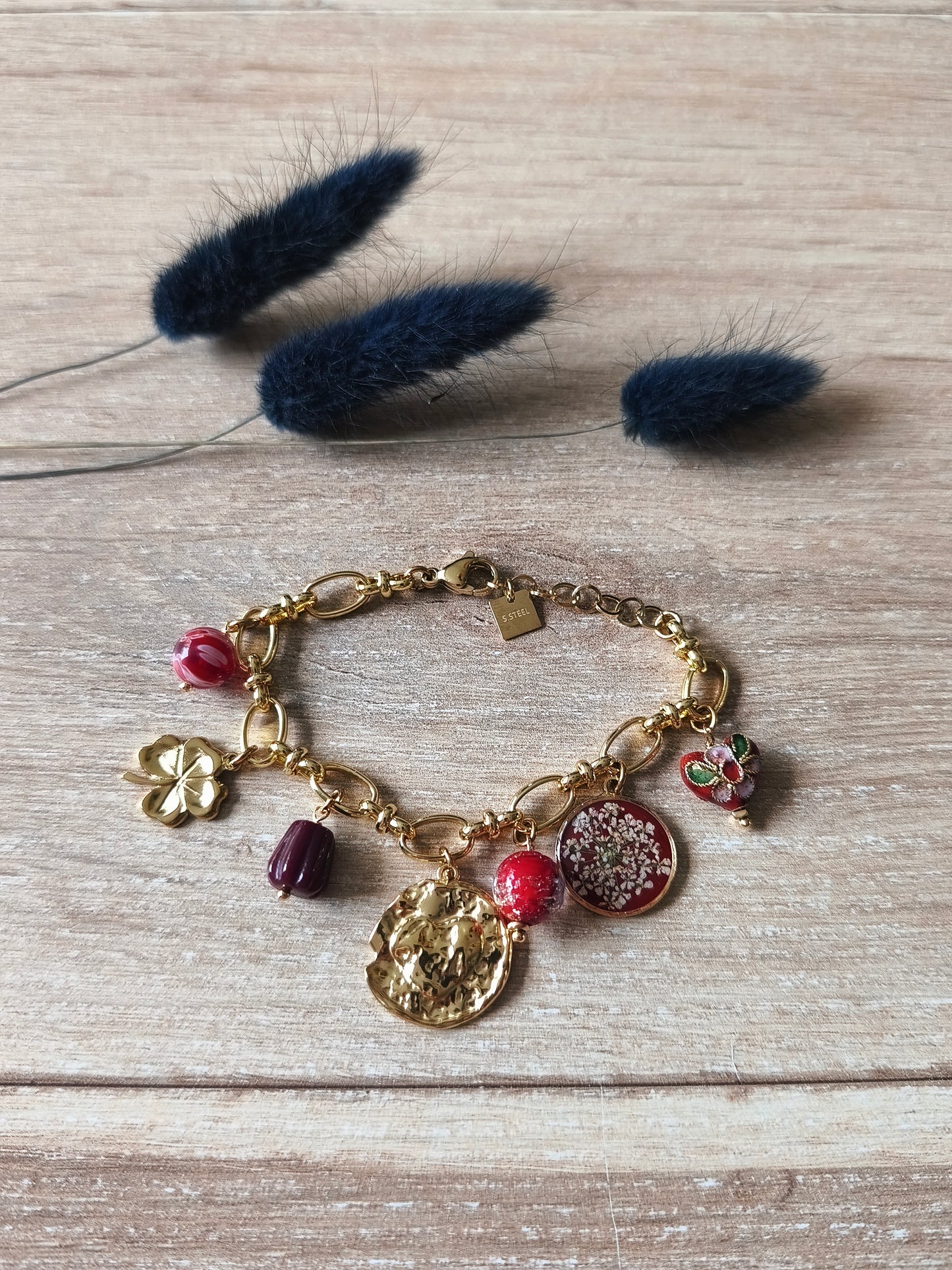 Bracelet doré à charms rouges