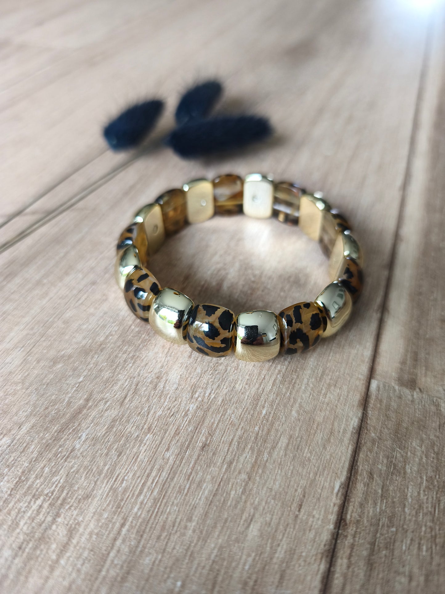 Bracelet doré et léopard