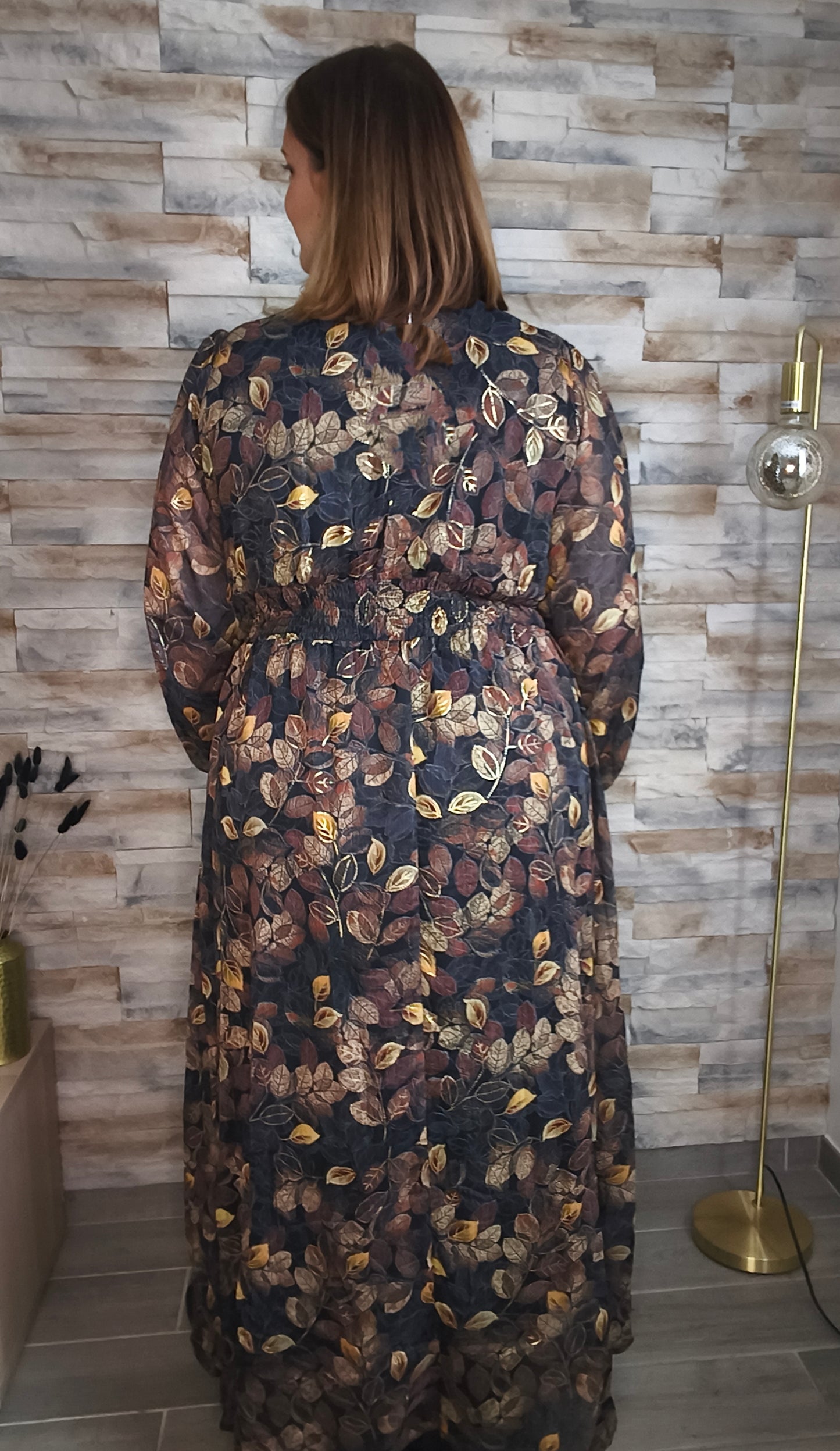 Robe noire feuilles dorées