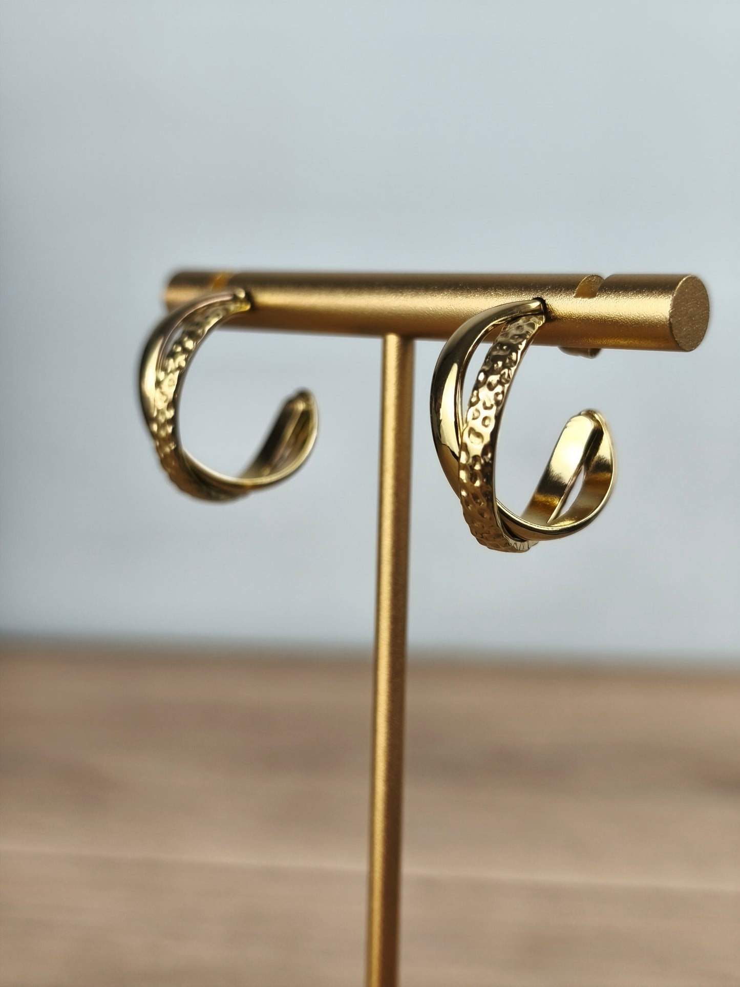 Boucles d'oreilles créoles martelées dorées