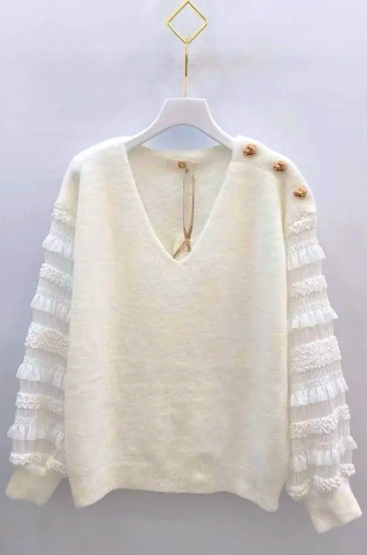 Pull blanc à manches texturées et boutons dorés