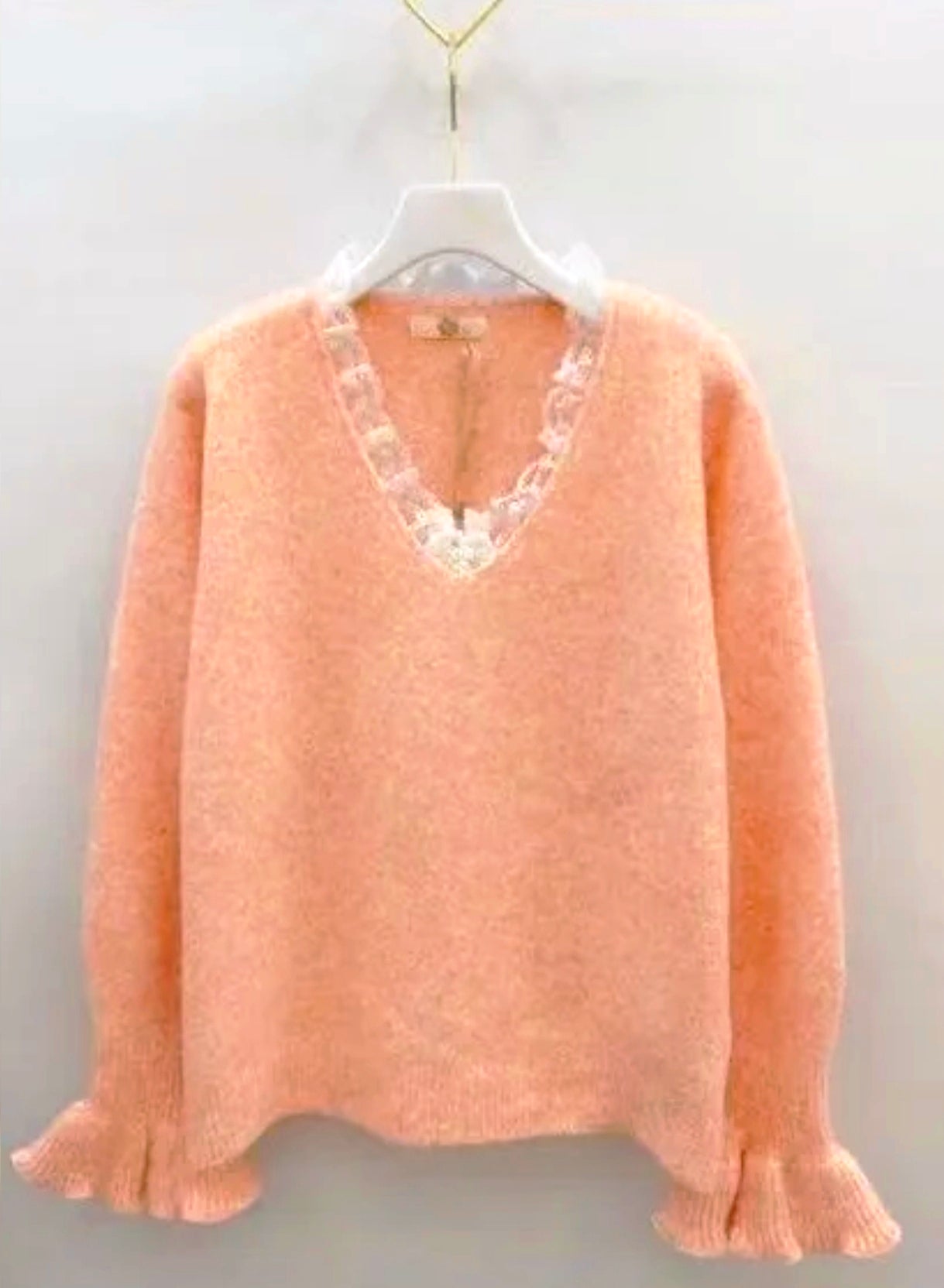 Pull pêche à col V et dentelle