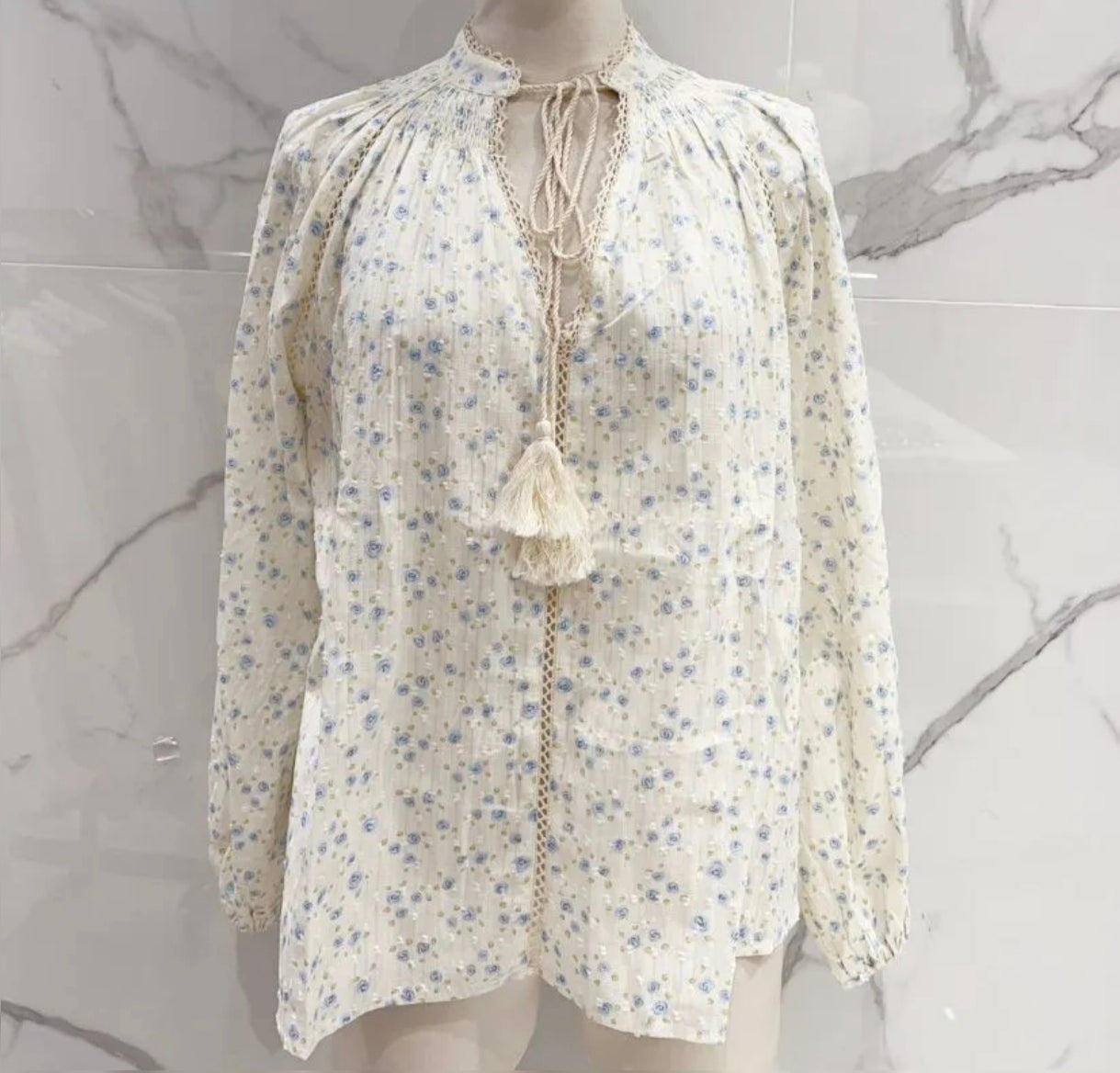 Blouse crème à fleurs bleues