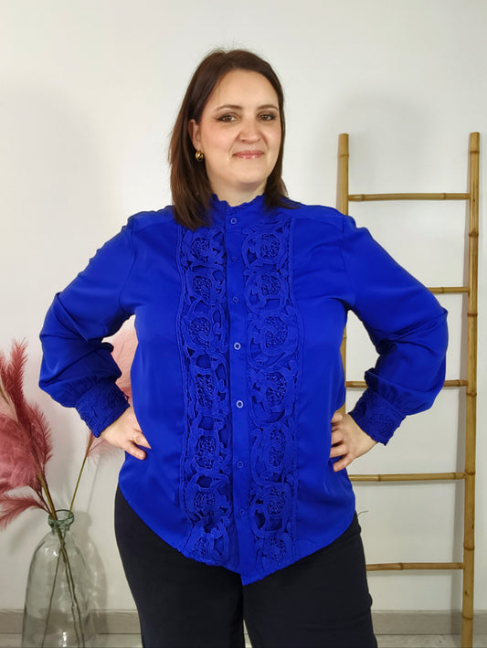 Chemise bleu royal à détails dentelle