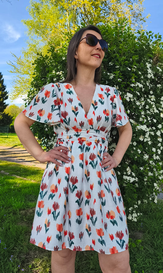 Robe blanche à motifs tulipes