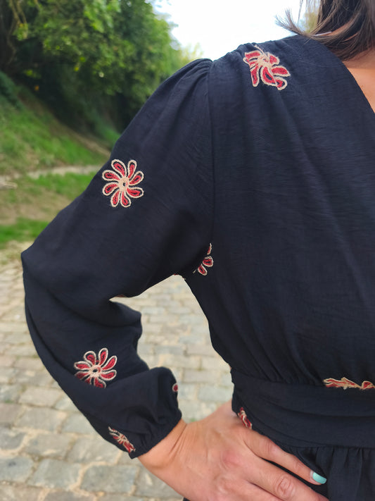 Robe noire à fleurs rouges
