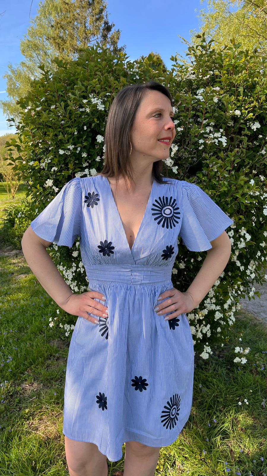 Robe bleu à motifs floraux
