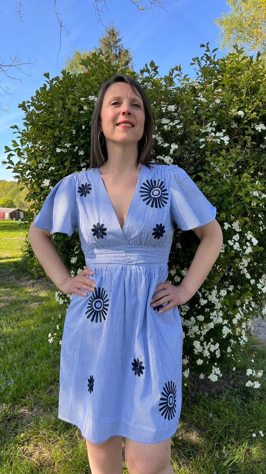 Robe bleu à motifs floraux