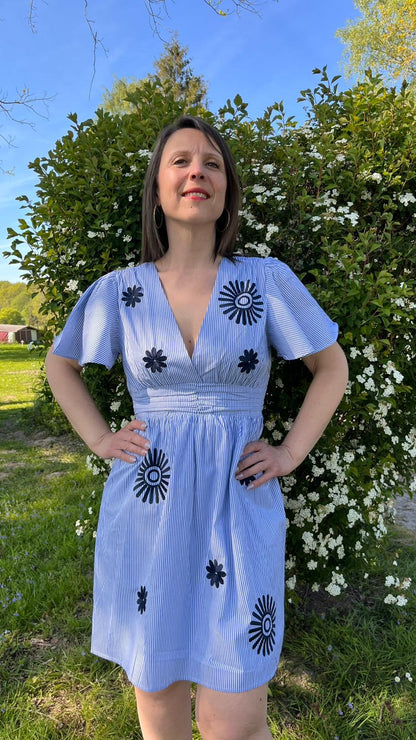 Robe bleu à motifs floraux