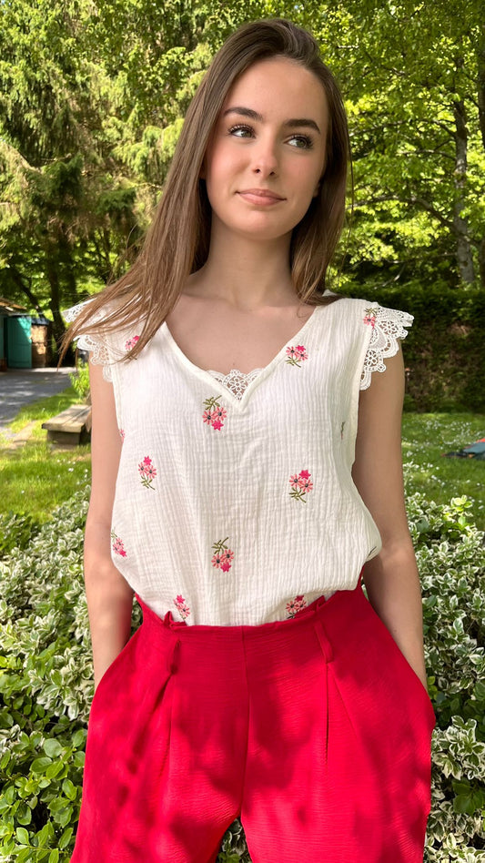 Top blanc brodé fleurs roses