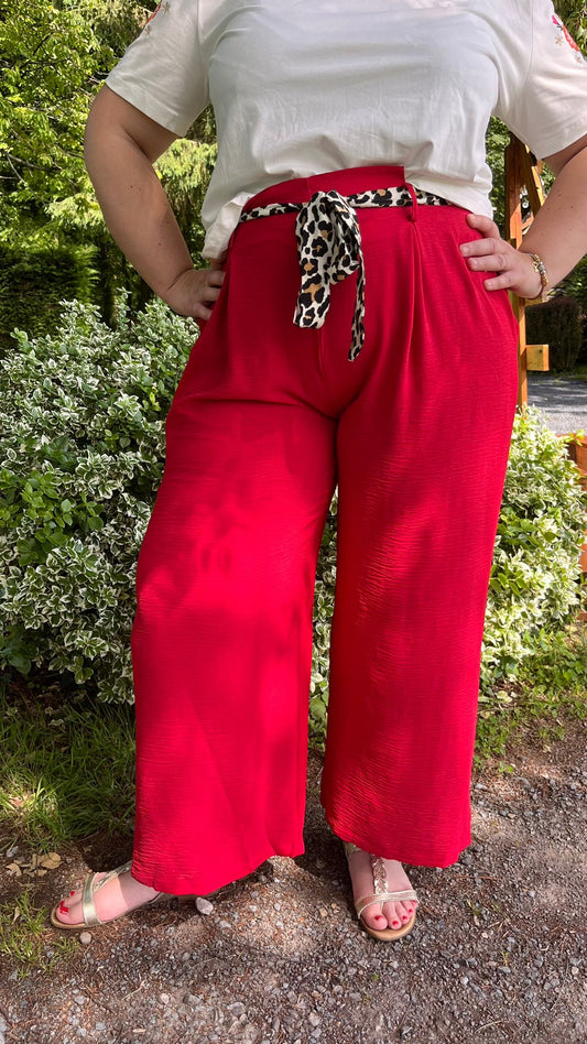Pantalon rouge avec ceinture léopard