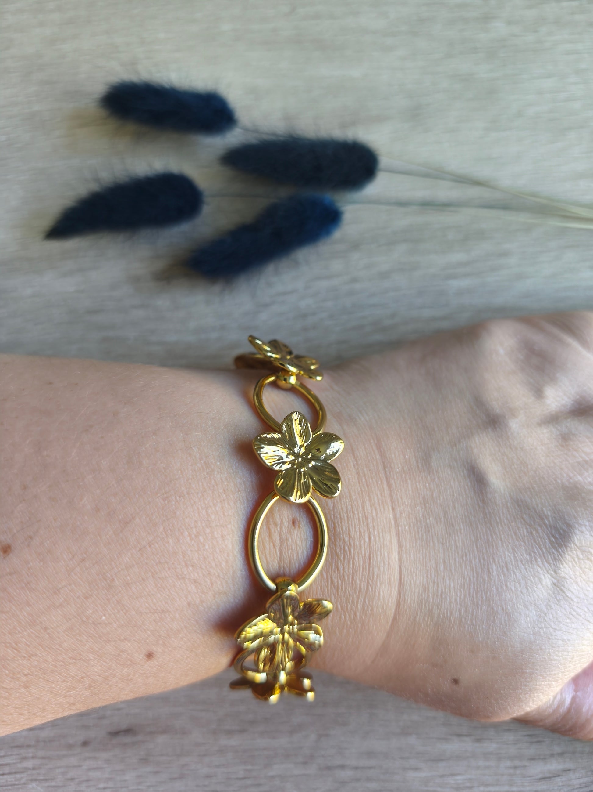 bracelet en acier inoxydable avec fleurs tropicales ou fleurs du bonheur, couleur doré