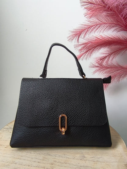 sac à main classique noir avec détail doré. peut se porter aussi en bandoulière