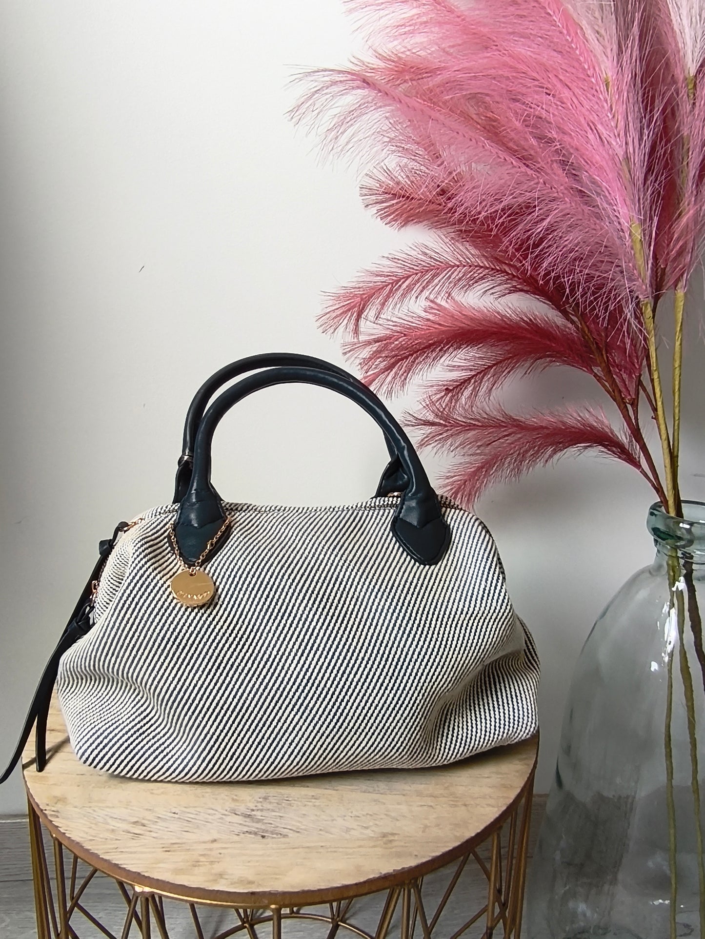 sac à main bleu, à porter en bandoulière ou à la main