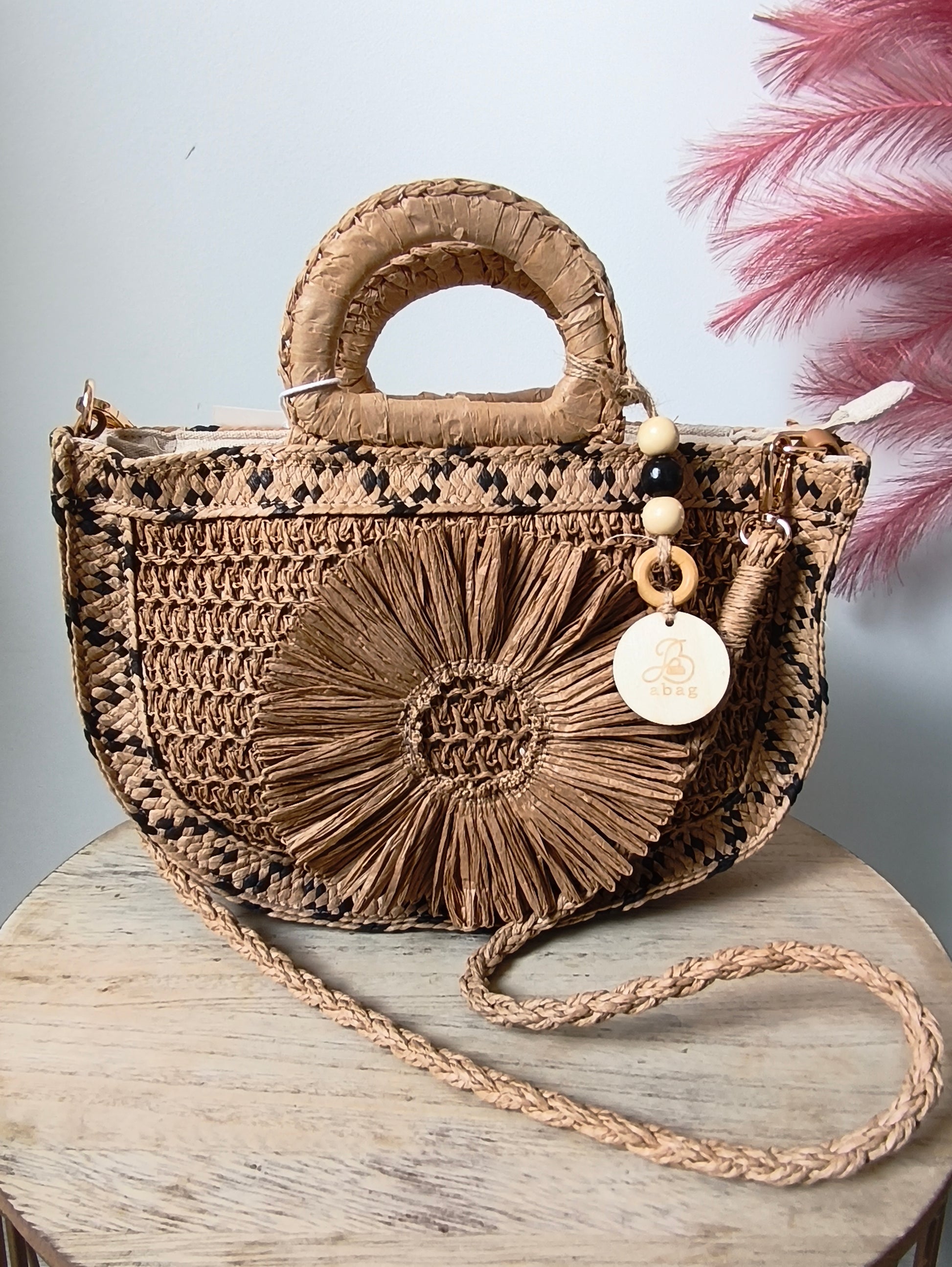 sac en raphia à porter à la main ou en bandoulière avec détails en bois. couleur marron et bleu