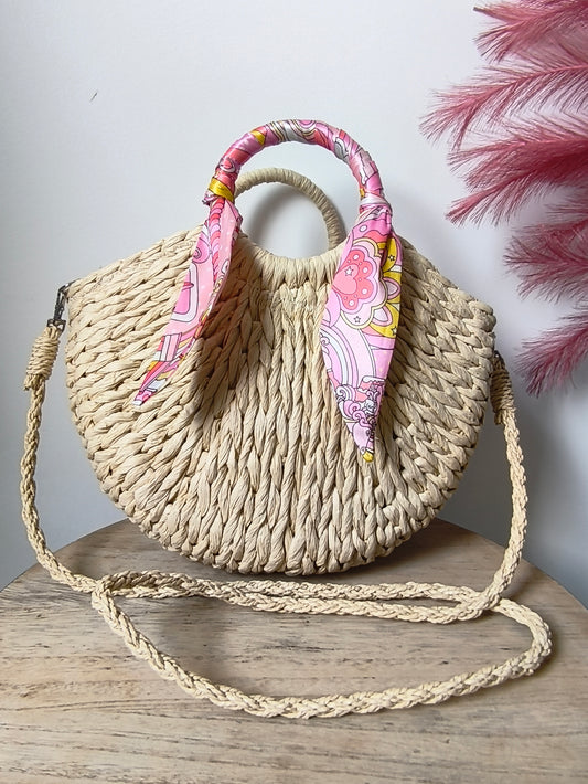 sac en paille beige tendance , idéal pour l'été. les anses sont recouvertes de tissu rose pastel