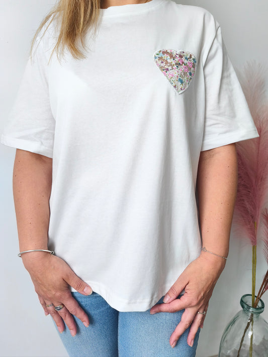 t-shirt blanc avec coeur brodé