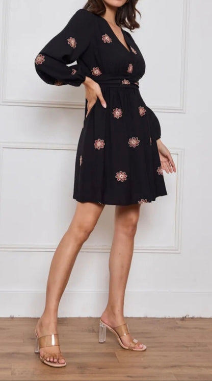 Robe noire fleurs rouges