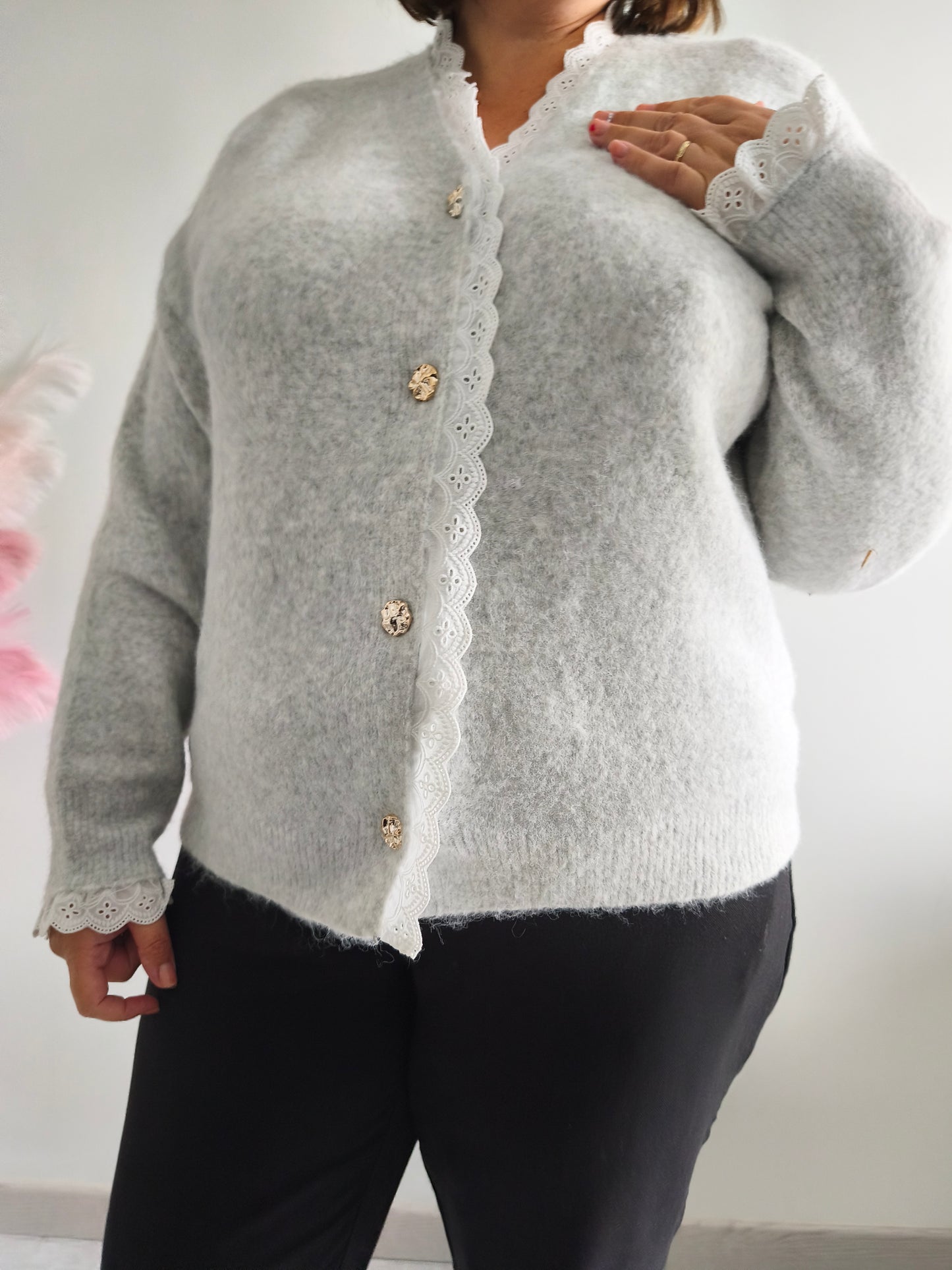 Pull avec dentelle blanche
