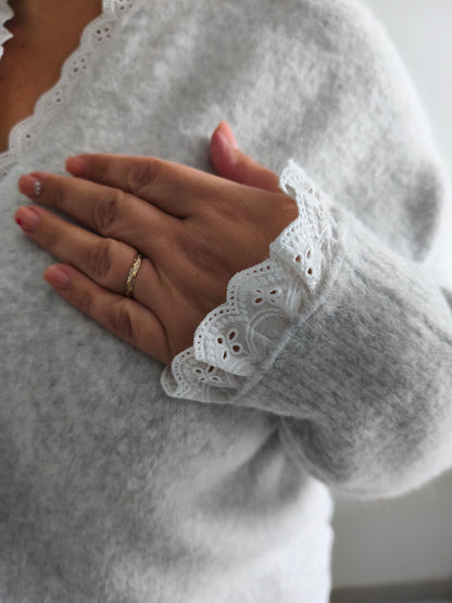 Pull avec dentelle blanche