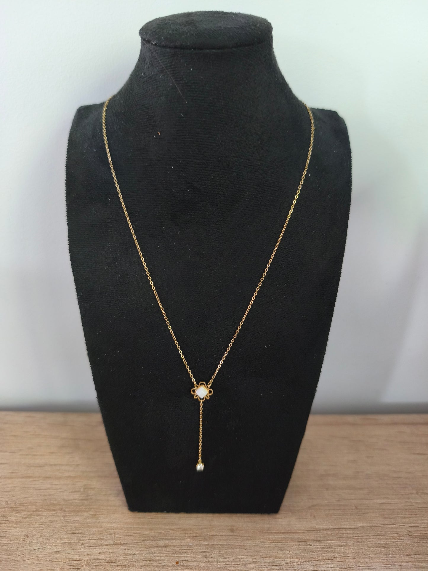 Collier avec pierre blanche