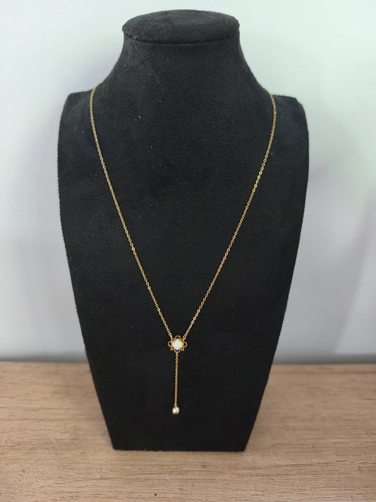 Collier avec pierre blanche