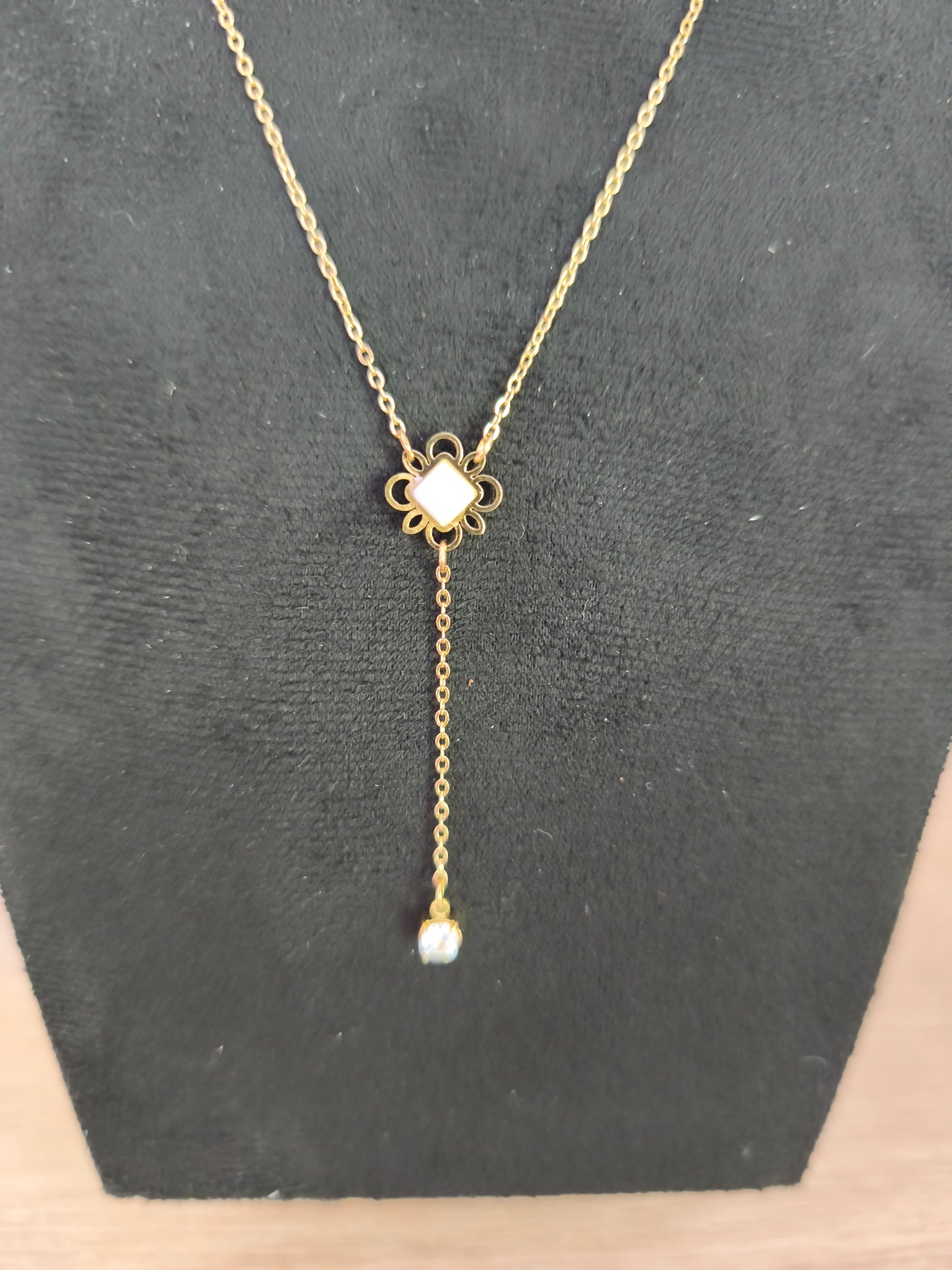 Collier avec pierre blanche