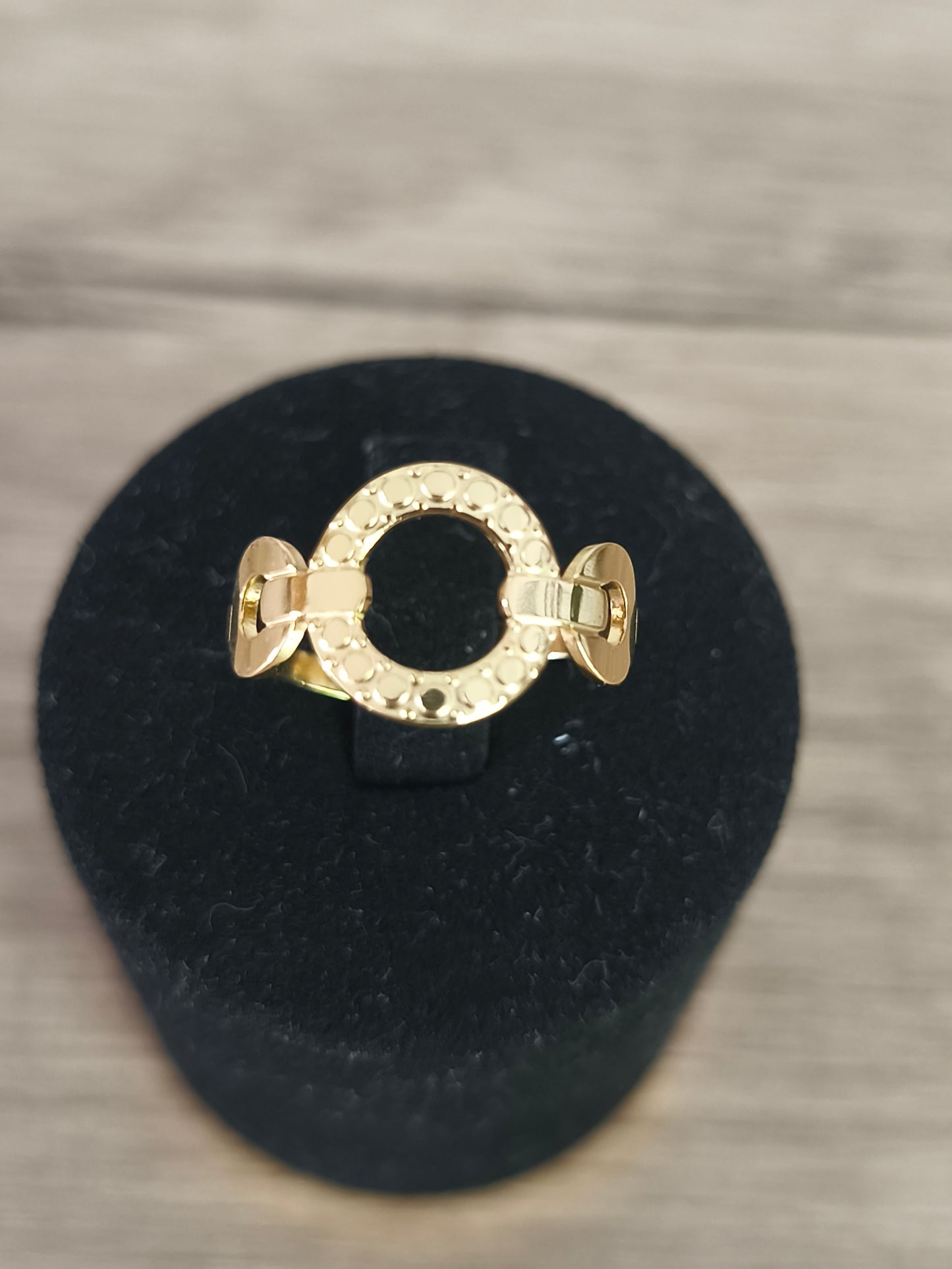 Bague dorée design circulaire