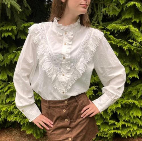 Chemise blanche en dentelle style victorien