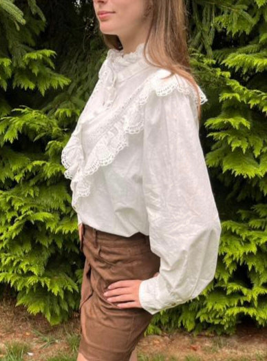 Chemise blanche en dentelle style victorien