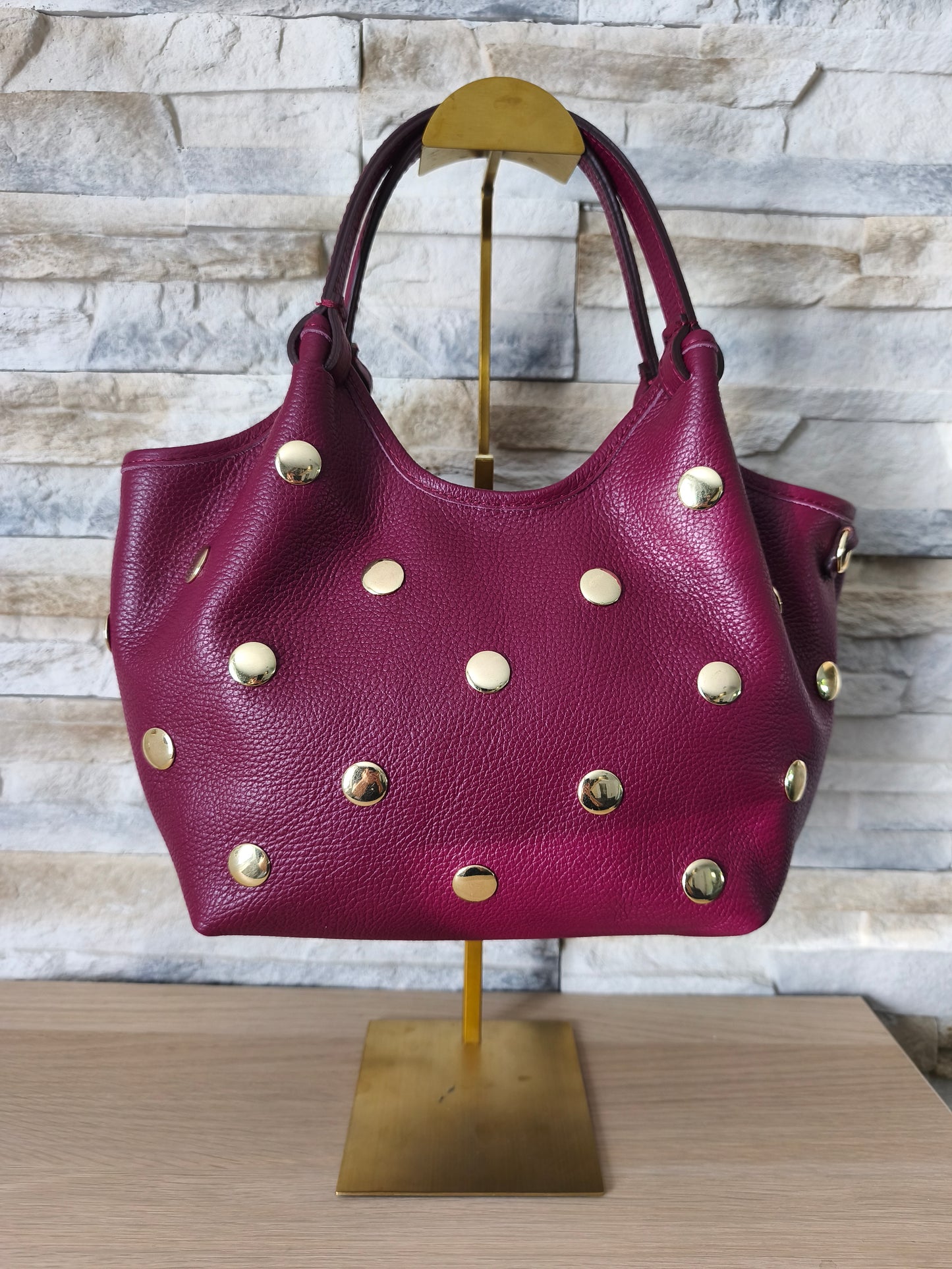 Sac à main cuir bordeaux avec clous dorés