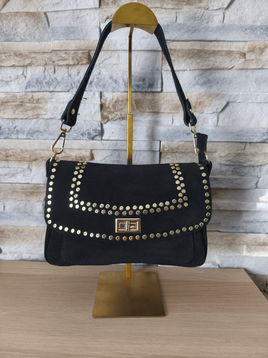Sac à main noir avec clous dorés
