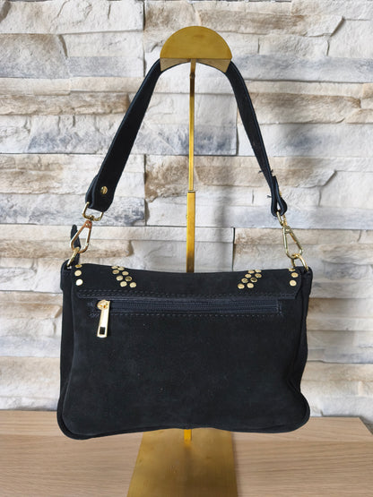 Sac à main noir avec clous dorés