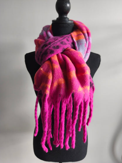 Echarpe rose à franges